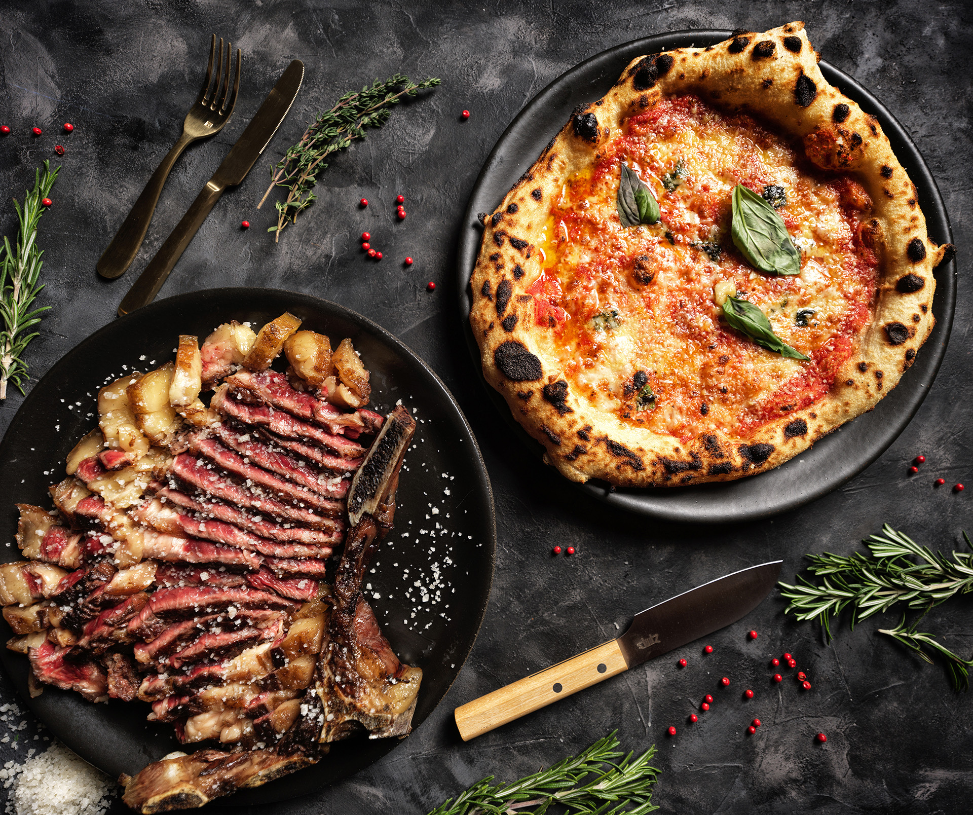 Dos platos de pizza y chuleta de cerdo